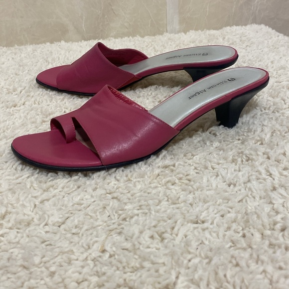Etienne Agner sandals are leather fuchsia color with short black heel size 8 1/2 - Picture 2 of 5